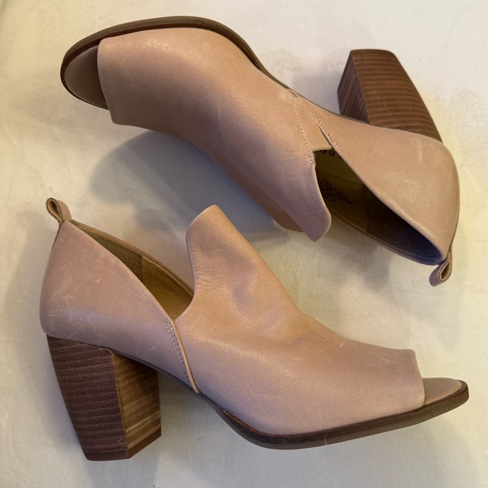 Lucky Brand nude leather peep toe heels sz 7.5